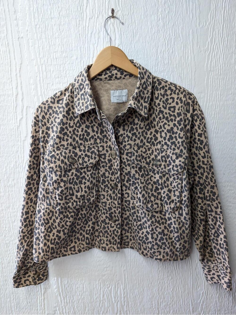 American Eagle Leopard Print Cropped Button Down Women’s Size Small Long Sleeves